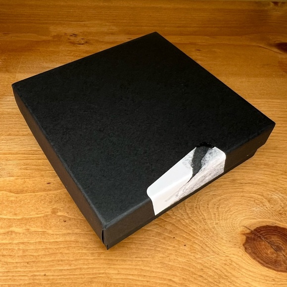 NWT Macy’s Half Hoop Earrings Emerald Green with Black Dust Cover - Picture 7 of 8